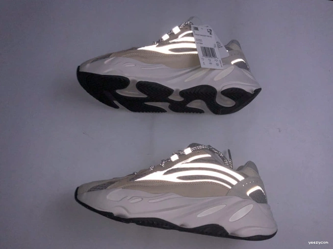 Yeezy Cream 700 Adidas GY7924 V2 Cream Boost 1012